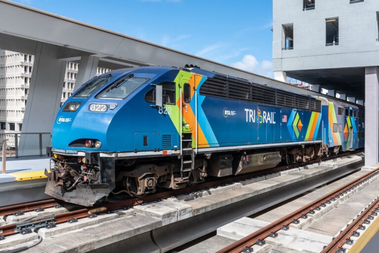 Tren Tri-Rail en estación de Florida con aficionados del Inter Miami