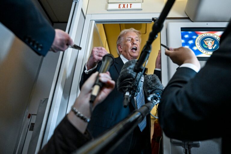Donald Trump junto a sus hijos Donald Jr. y Eric Trump en un acto oficial