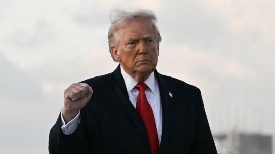 Donald Trump firmando un decreto ejecutivo en la Casa Blanca