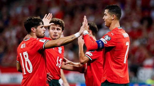 Cristiano Ronaldo con la camiseta de Portugal durante un entrenamiento