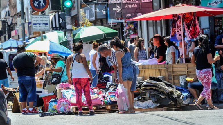 Puestos de venta callejera ilegal en la avenida Corrientes de la Ciudad de Buenos Aires