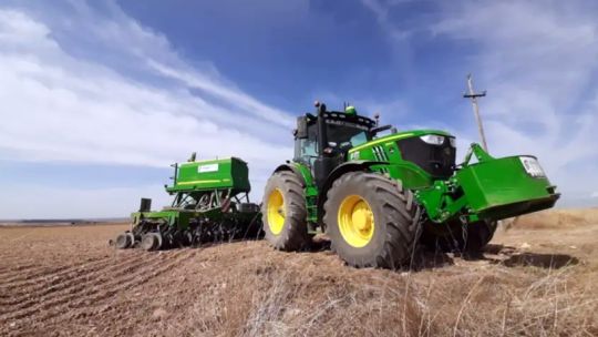 Maquinaria agrícola en un campo de Córdoba, Argentina
