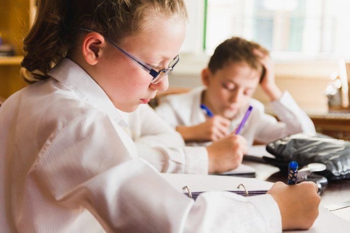 Persona usando una computadora para consultar el estado del Voucher Educativo 2026 en la plataforma Mi Argentina
