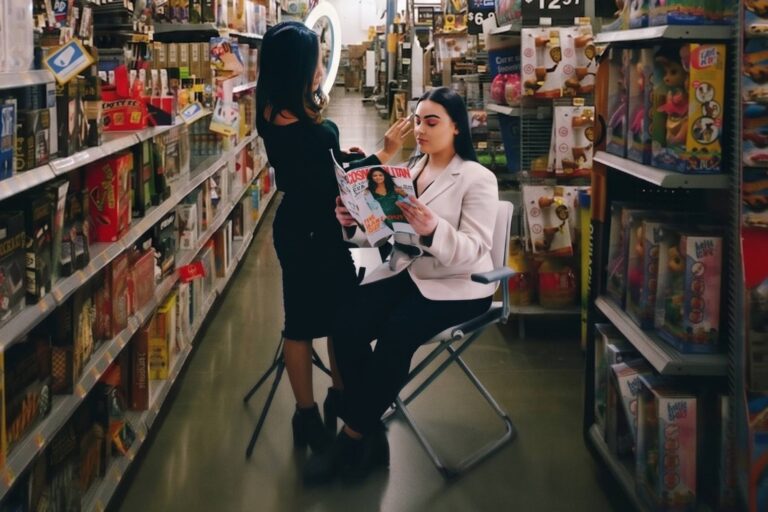 Asesora de maquillaje en tienda Walmart ayudando a una clienta a elegir productos de belleza