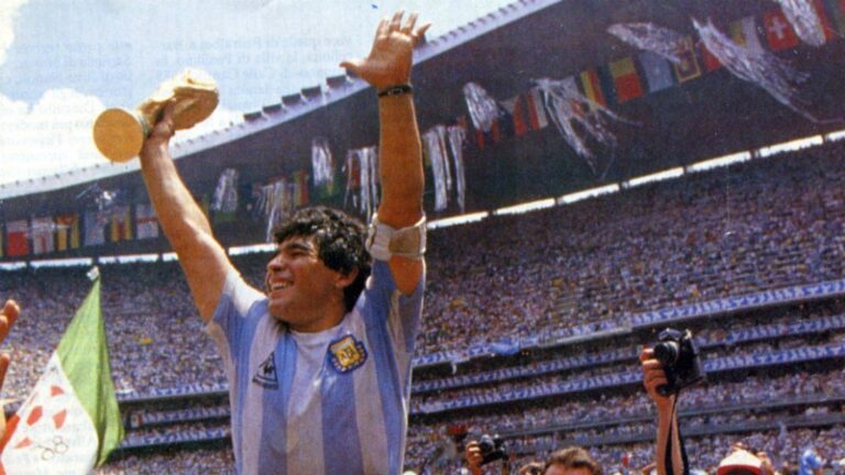 Diego Maradona levantando la Copa del Mundo en el Estadio Azteca, México 1986