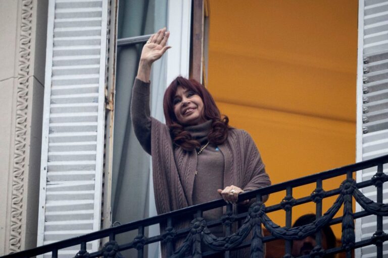 Militantes kirchneristas en vigilia frente al departamento de Cristina Kirchner