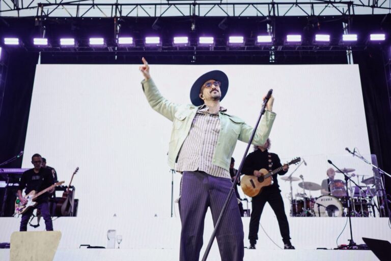 Abel Pintos en el escenario del Día de la Bandera en Rosario