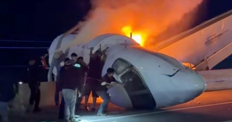 Avioneta estrellada en autopista Loop 20 de Laredo, Texas, con barrera de contención y fuego visible