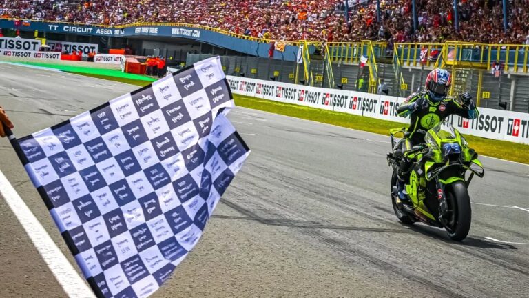 Ai Ogura celebrando su primer triunfo en MotoGP en el circuito de Assen