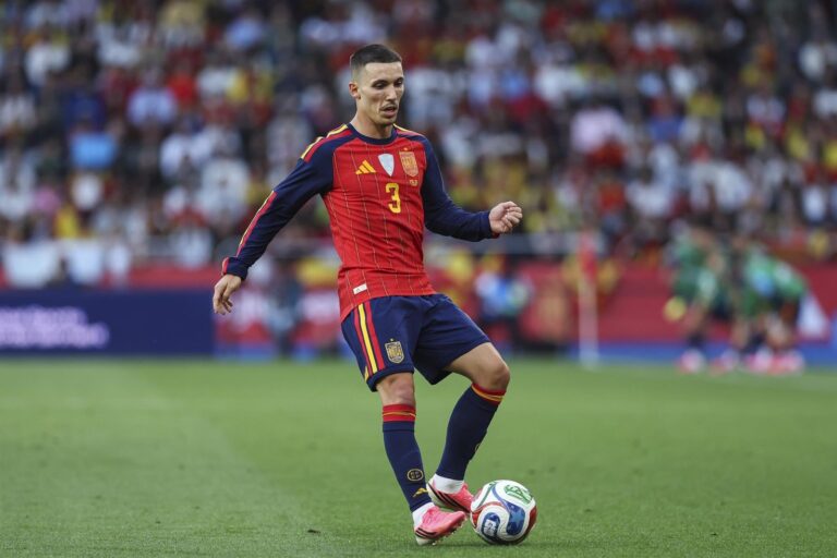 Alejandro Grimaldo durante un partido con la selección de España