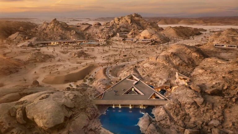 Vista del hotel Desert Rock excavado en la roca de las montañas Hijaz, Arabia Saudí