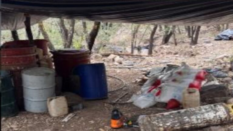 Vista de tambos y contenedores en laboratorio clandestino asegurado en Chihuahua