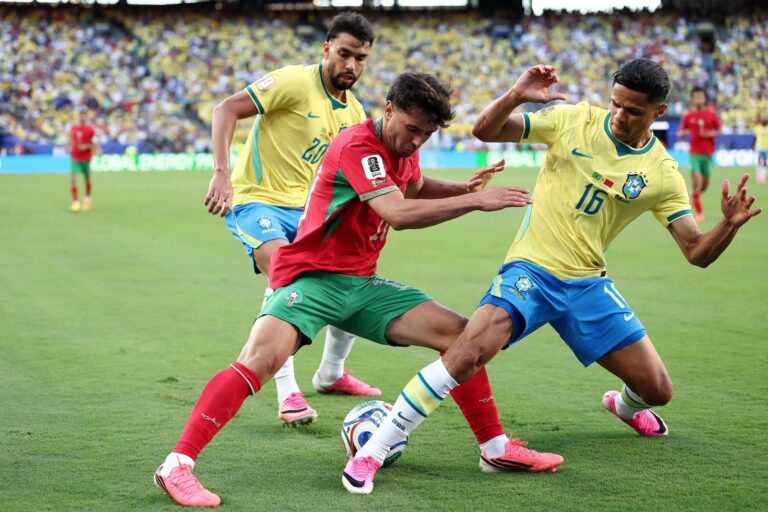 Jugadores de Brasil y Marruecos durante el partido del Grupo C del Mundial 2026