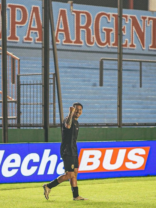 Jugadores de Barracas Central celebrando el gol ante Huracán en el estadio Julio Humberto Grondona