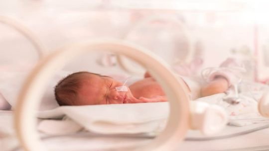 Voluntaria de la Fundación Abrazadoras sosteniendo a un bebé recién nacido en la Maternidad Provincial de Córdoba