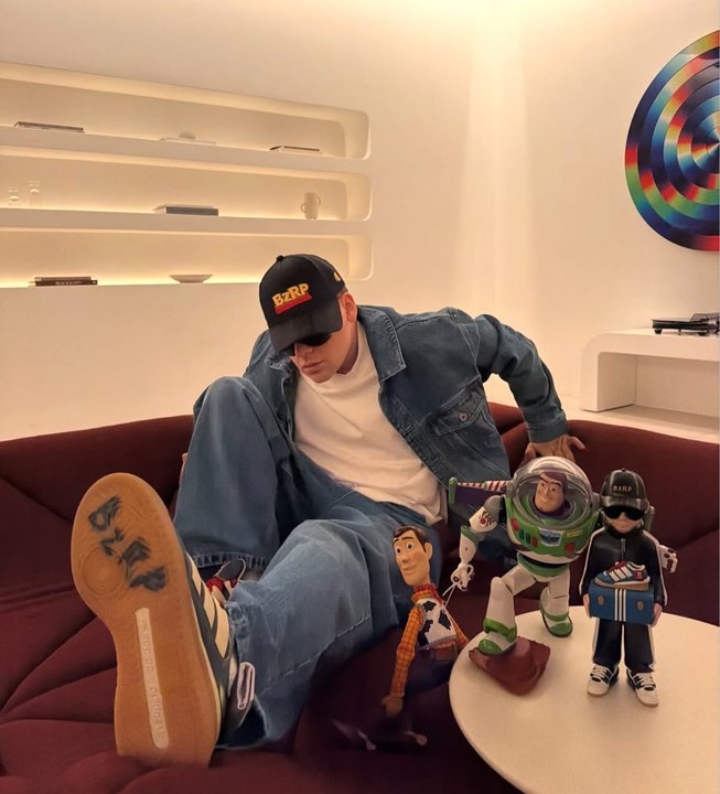 Bizarrap posando con los juguetes Woody y Buzz Lightyear