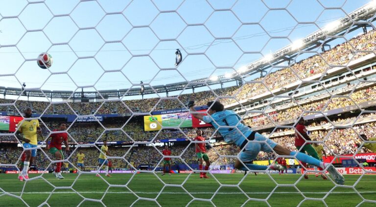 Jugadores de Brasil y Marruecos disputando el balón en el estadio MetLife durante el partido del Grupo C del Mundial 2026