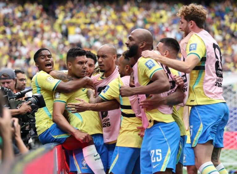 Jugadores brasileños celebrando un gol ante Japón en el Mundial 2026