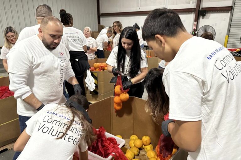 Voluntarios distribuyendo alimentos en una despensa móvil en California