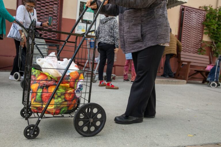 Personas recibiendo comida gratis en un banco de alimentos de California