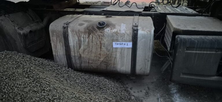 Camión paraguayo con tanques de combustible adicionales en una estación de servicio