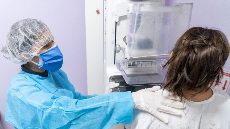 Mujer con cáncer de mama en tratamiento en un hospital público de Perú