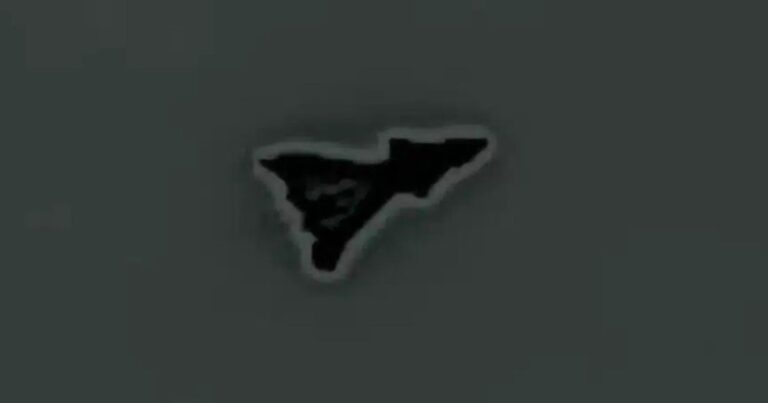 Imagen de un avión no identificado sobrevolando el Área 51 en Nevada