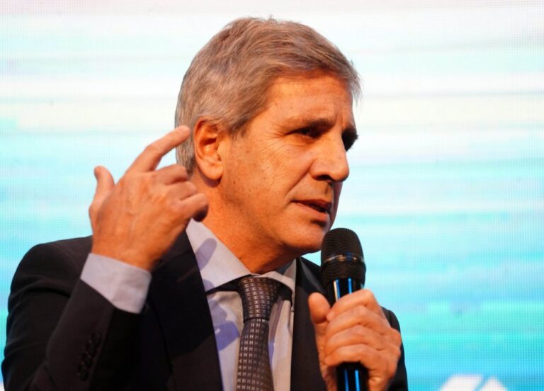 Luis Caputo durante su exposición en la 31° Exposición Internacional de la Construcción y la Vivienda