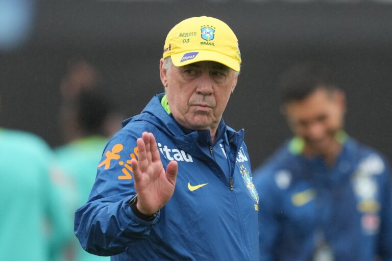 Carlo Ancelotti emocionado durante el programa Domingão com Huck