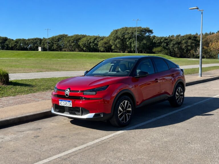 Citroën C4 Hybrid MAX de color gris, vista lateral, estacionado sobre una calle asfaltada