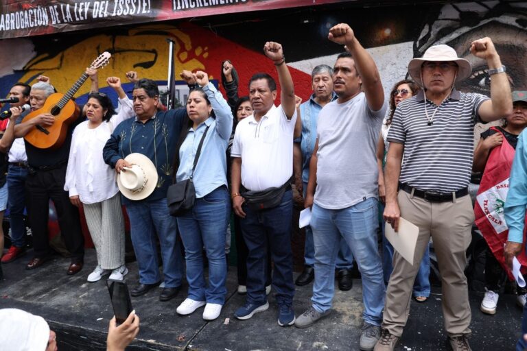 Integrantes de la CNTE en el Zócalo de la Ciudad de México durante el plantón