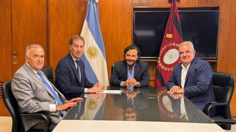 Reunión de Luis Caputo y Diego Santilli con gobernadores del Norte Grande en el Palacio de Hacienda