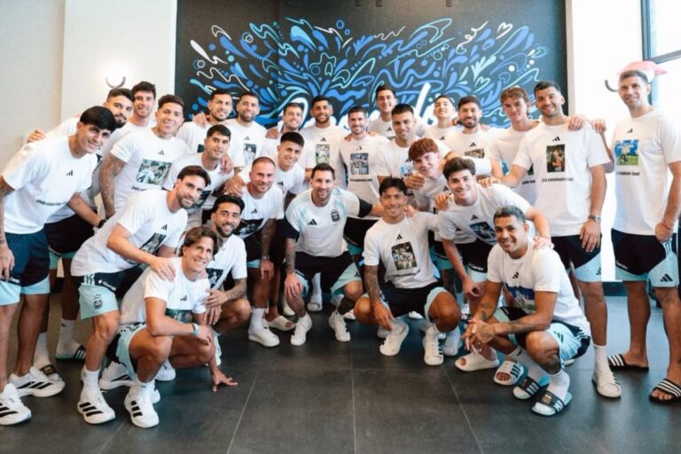 Jugadores de la selección argentina con remera especial para el cumpleaños de Lionel Messi