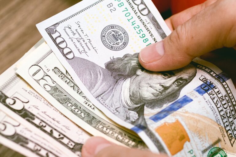Cotizaciones del dólar oficial y blue en Argentina