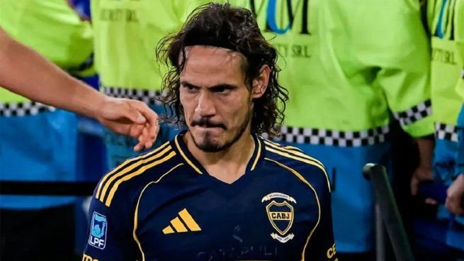 Edinson Cavani con la camiseta de Boca Juniors durante un partido