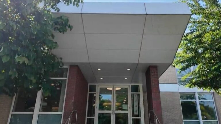 Vista exterior del nuevo centro de bienestar comunitario en Pelham Bay, Bronx