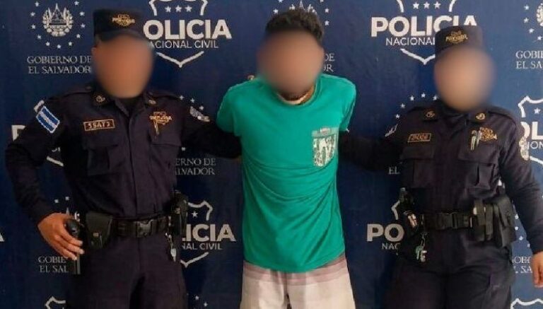 Captura de pantalla del video de seguridad que muestra el hurto de un vehículo en San Miguel, El Salvador