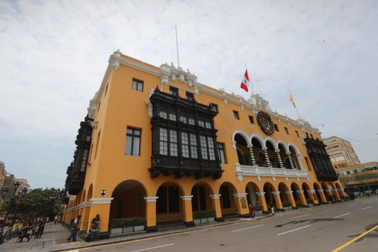 Urnas electorales en Lima con fondo de la Municipalidad Metropolitana