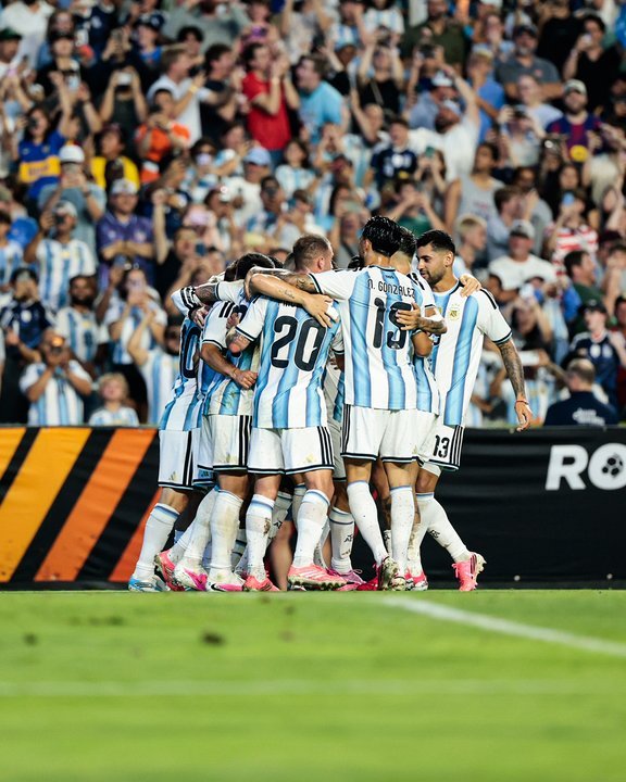 Hinchas argentinos alentando a la Selección en un estadio