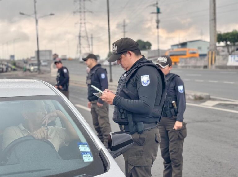Vista del aeropuerto internacional de Guayaquil tras un operativo policial