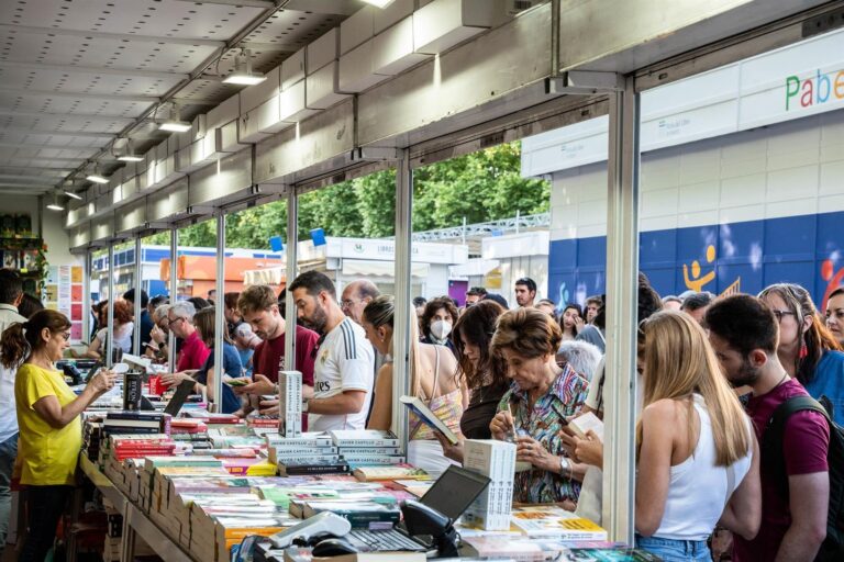 Vista del Parque del Retiro durante la Feria del Libro de Madrid 2026 con casetas de libros y visitantes