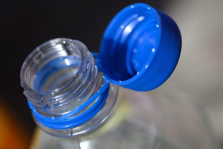 Botella de agua desechable en un estadio de fútbol
