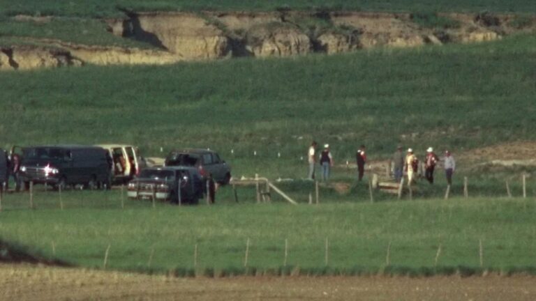 Furgonetas del FBI en una carretera rural de Montana durante el sitio de los Montana Freemen