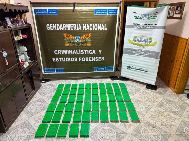 Patio de una casa en Roldán con tierra removida donde se hallaron 55 kilos de cocaína