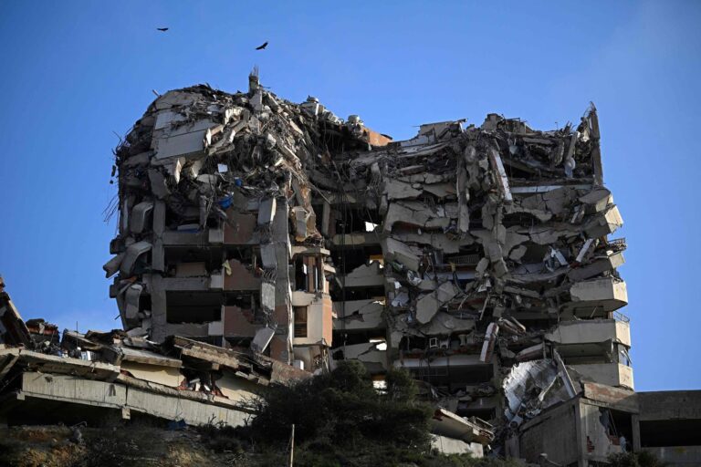 Rescatistas entre escombros tras terremotos en Venezuela