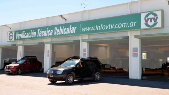 Taller mecánico realizando revisión técnica vehicular