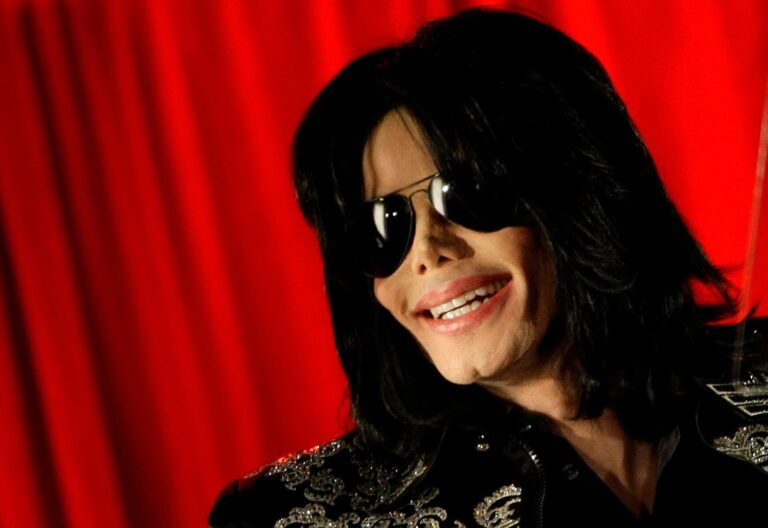Ambulancia del servicio de emergencias frente a la mansión de Michael Jackson en Holmby Hills, Los Ángeles
