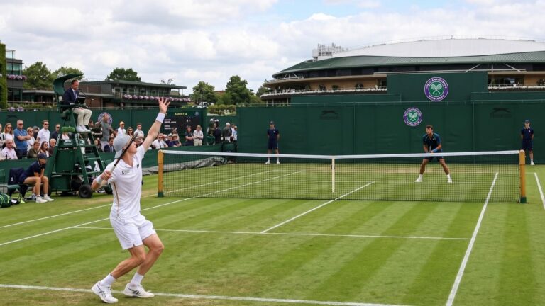 Ignacio Buse y Emilio Nava en la cancha de césped de Wimbledon durante el sorteo protocolar
