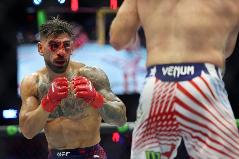 Ilia Topuria con el rostro inflamado y el ojo derecho cerrado tras el combate de UFC Freedom 250