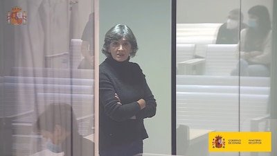 Salvador Illa durante la entrega de una carta al papa León XIV